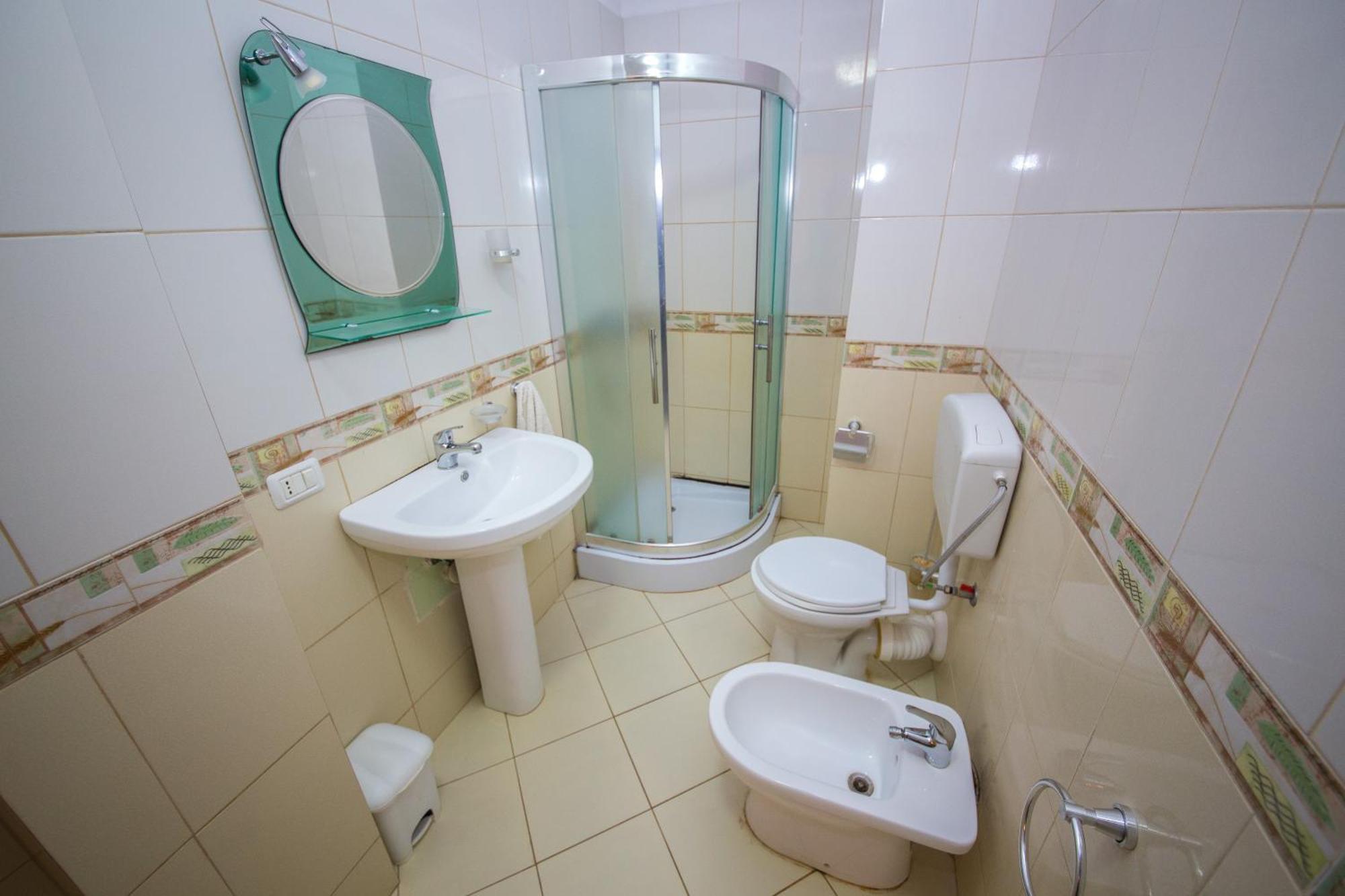 גולם Apartments Qerret חדר תמונה